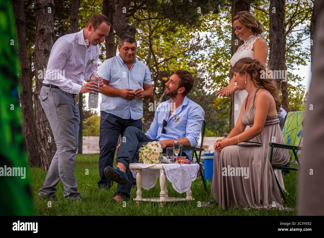 In occasione di un matrimonio bulgaro, i migliori uomini e le cameriere d'onore sono gli ospiti più importanti. La sposa e lo sposo devono servirli durante il giorno del matrimonio Foto Stock