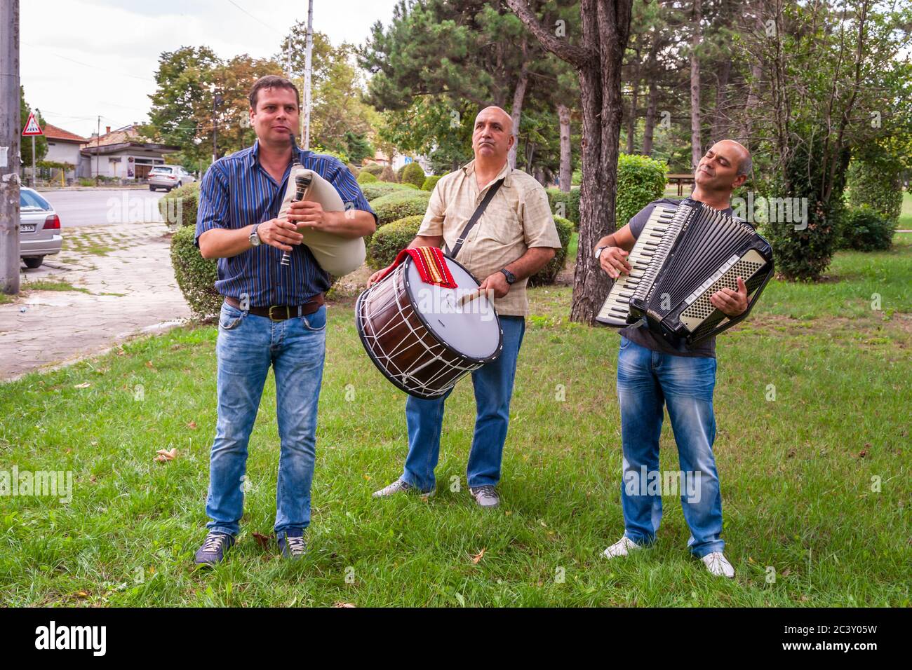 Cornamuse, timpani e fisarmonica formano la tipica orchestra per un matrimonio bulgaro Foto Stock