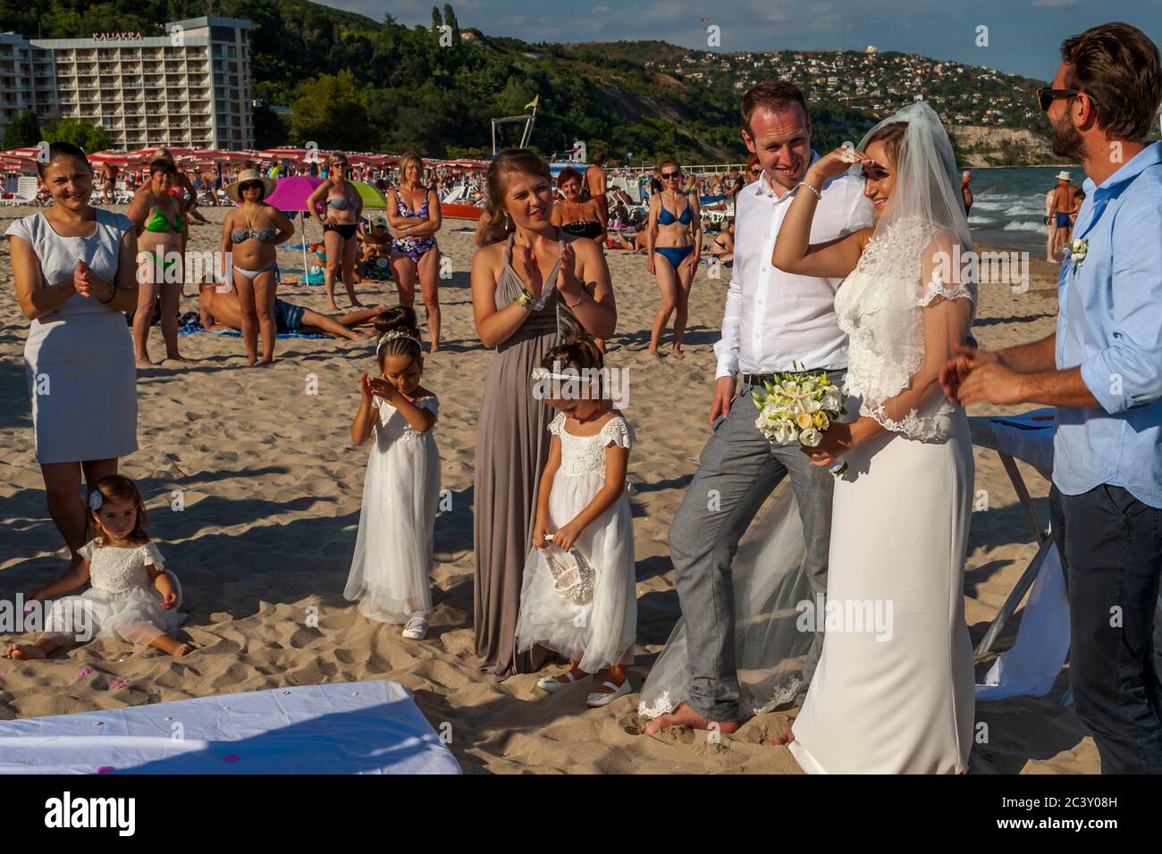 Sotto gli occhi di bagnanti stranieri una cerimonia nuziale bulgara si svolge volentieri sulla spiaggia del mare nero Foto Stock