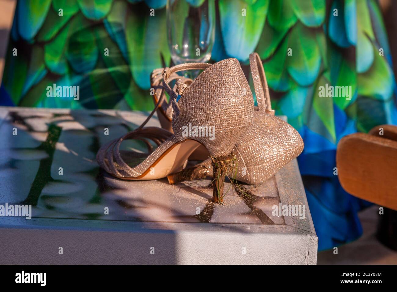 Matrimonio in Bulgaria. Le scarpe da sposa non sono adatte al terreno Foto Stock