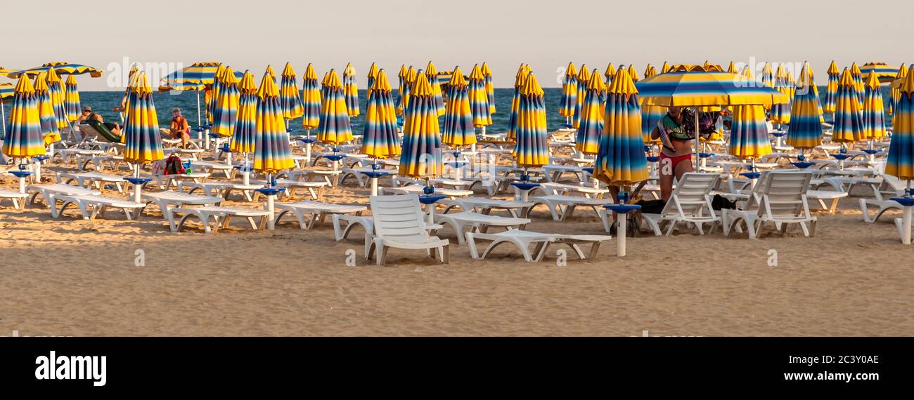 Spiaggia di Albena sul Mar Nero con molti lettini e ombrelloni ripiegati, Bulgaria Foto Stock
