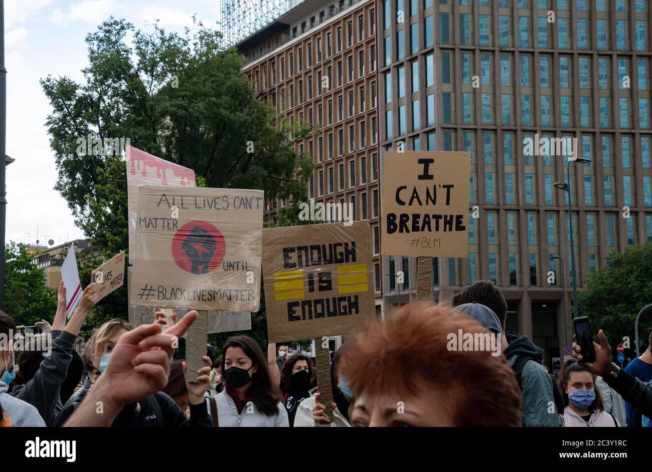 Il protetore che tiene i cartelli 'i CAN't breathe','EnoughIsEnough', 'No Lives Matter until BLM' durante l'assemblea di protesta in solidarietà al movimento BLM. Foto Stock
