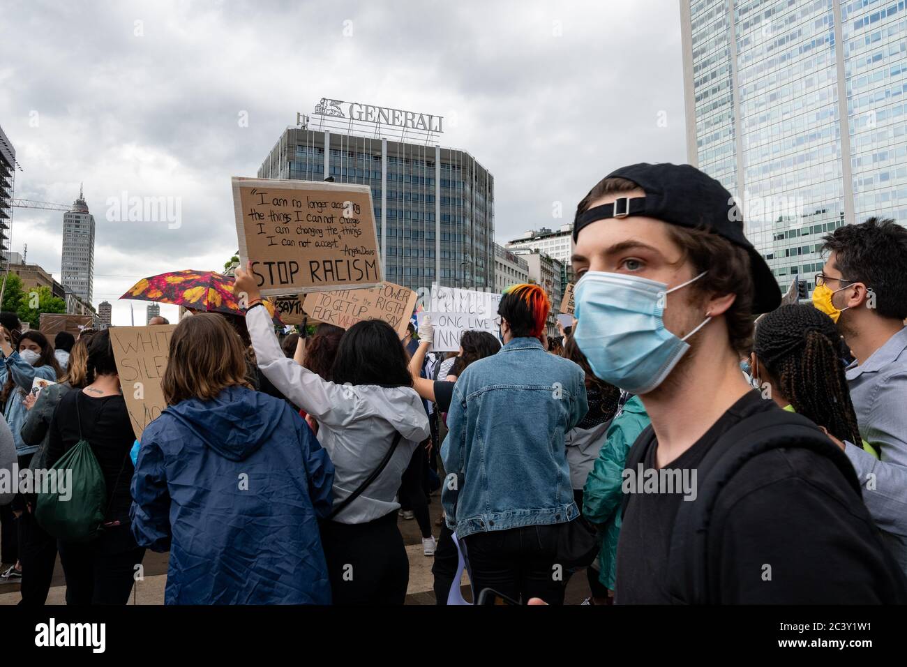 Un protesto tiene un cartello con le parole di Angela Davis 'non sto più accettando le cose...' durante l'assemblea di protesta in solidarietà al movimento BLM. Foto Stock