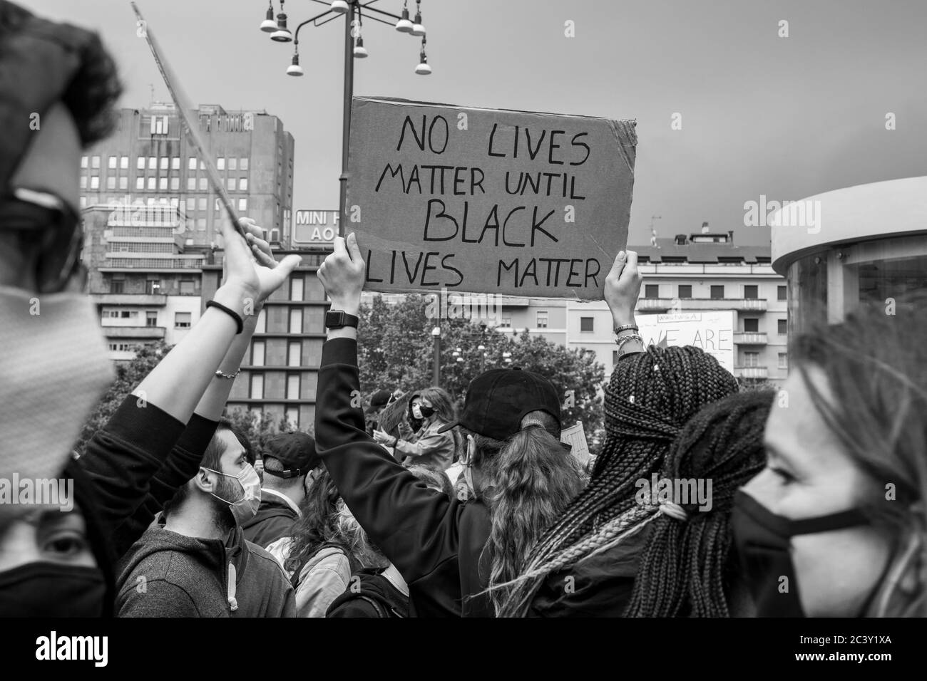 Il giovane protestore tiene un cartello 'No Lives Matter until Black Lives Matter' durante l'assemblea di protesta in solidarietà con il movimento BLM. Foto Stock