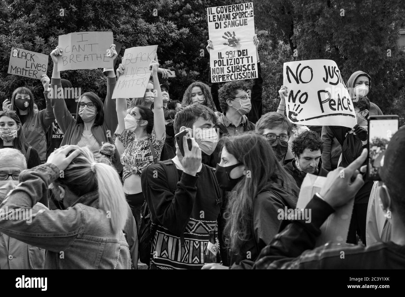 Giovani manifestanti che tengono cartelli 'Nessuna giustizia. Nessuna pace', 'non posso respirare', 'BLM' durante l'assemblea di protesta in solidarietà al movimento BLM. Foto Stock