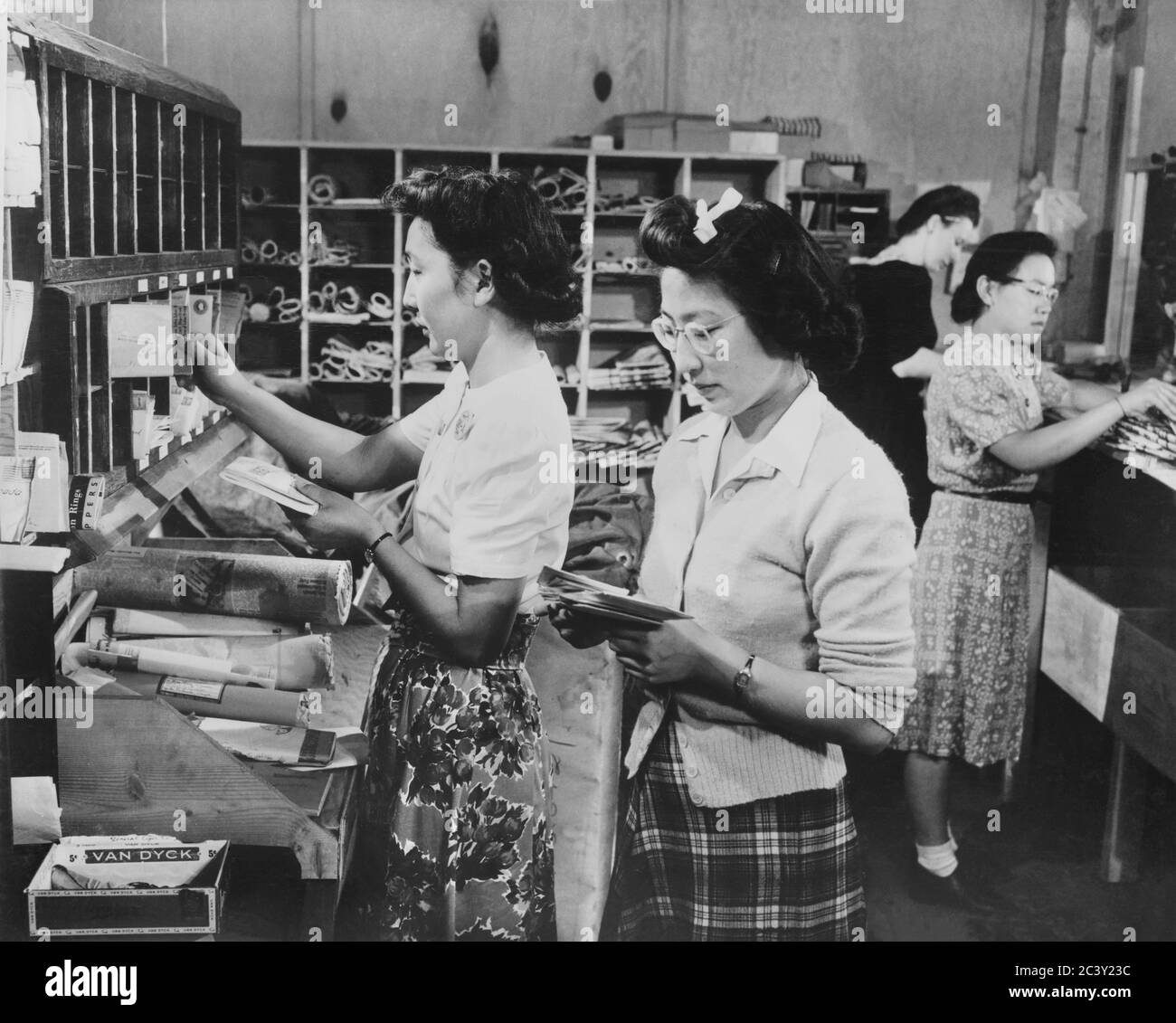 Struttura di detenzione Servizio postale per gli evacuati di Ancestry giapponese, sotto la giurisdizione dell'Ufficio postale degli Stati Uniti, è stato mantenuto e incluso consegna regolare della posta, speciale, pacchi posta e ordini di denaro, Portland, Oregon, USA, U.S. Army Signal Corps, 1942 Foto Stock