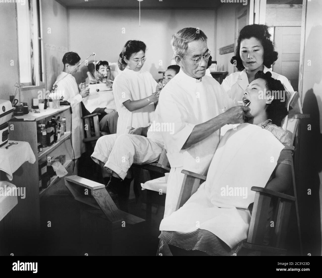 Evacuati di Ancestry giapponese in Dental Facility, Pinedale Assembly Center, Pinedale, California, USA, U.S. Army Signal Corps, 1942 Foto Stock