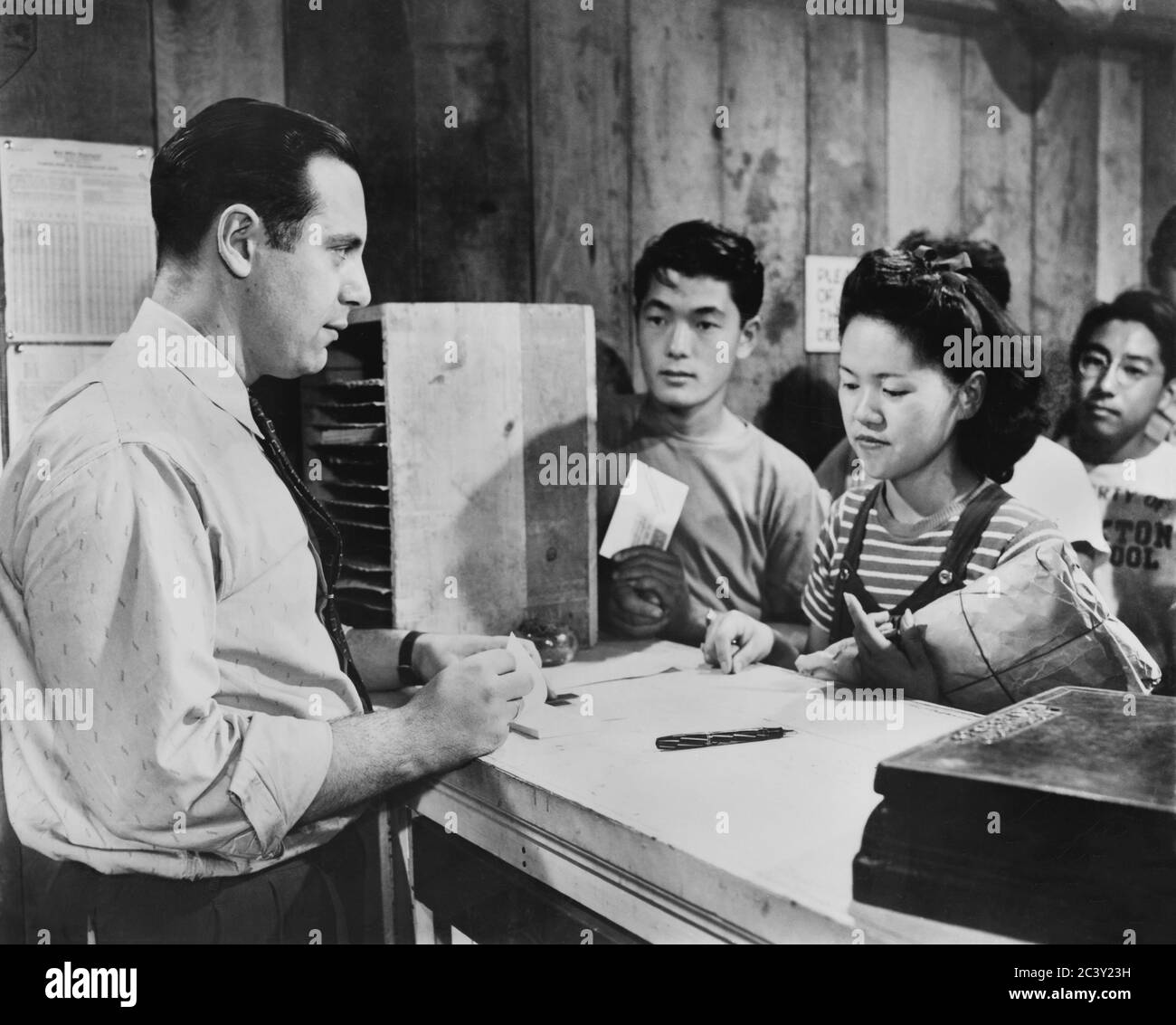 La giovane donna fa domanda per un ordine di denaro presso l'Ufficio postale del Centro da non-EvoUee Official, struttura di detenzione, Stockton, California, USA, U.S. Army Signal Corps, 1942 Foto Stock