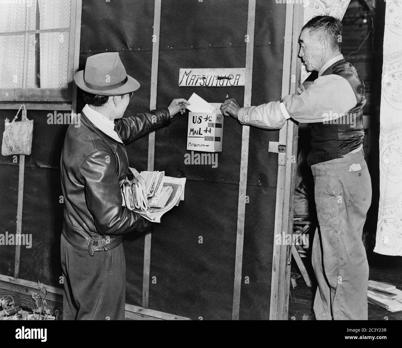 Lettera di consegna di mailman al sig. Matsumura presso la struttura di detenzione, Arcadia, California, USA, U.S. Army Signal Corps, 1942 Foto Stock