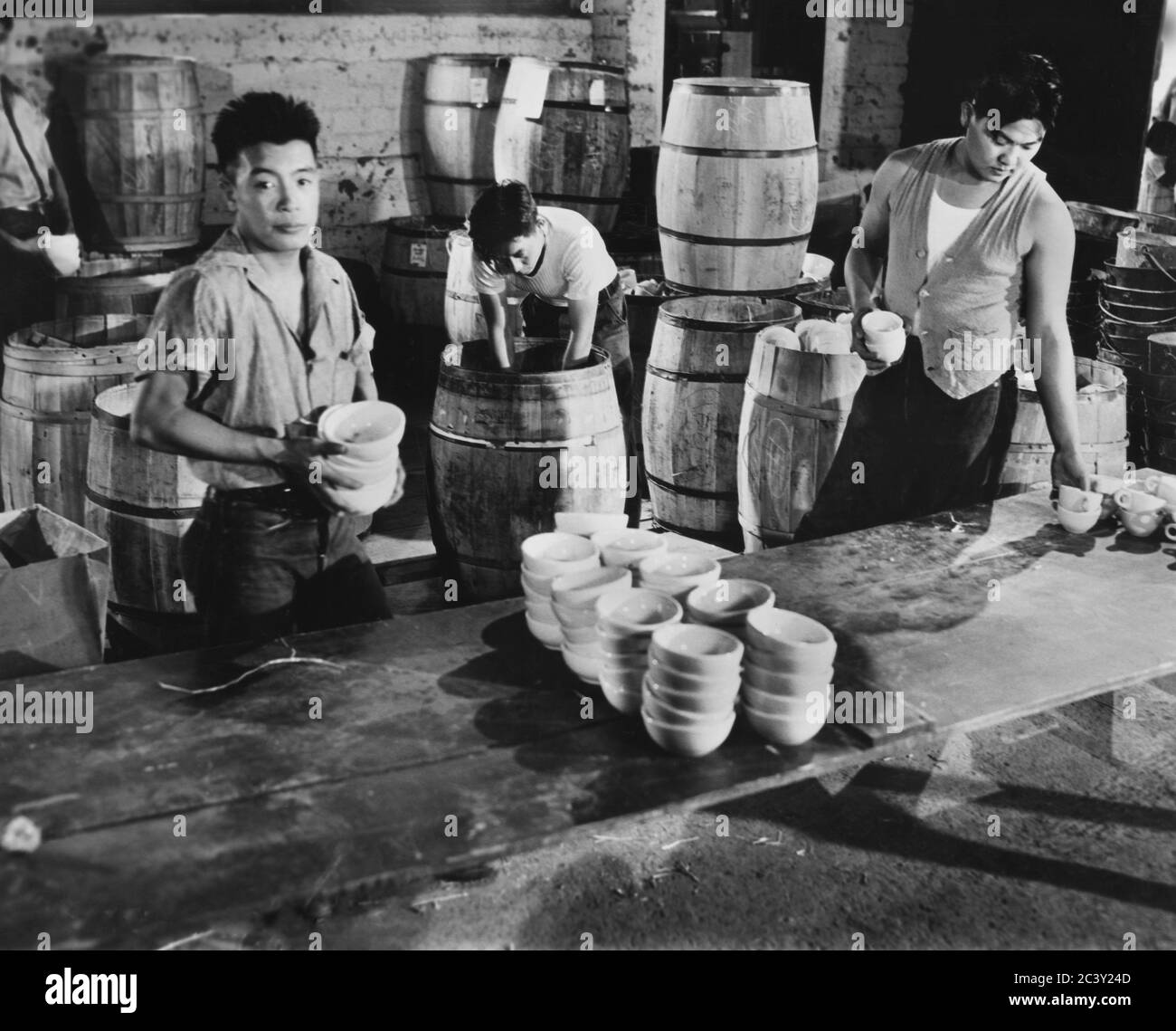 Piatti che vengono disimballati per i nuovi evacuati di Ancestry Giapponese al Centro di assemblaggio, Pomona, California, USA, U.S. Army Signal Corps, 1942 Foto Stock