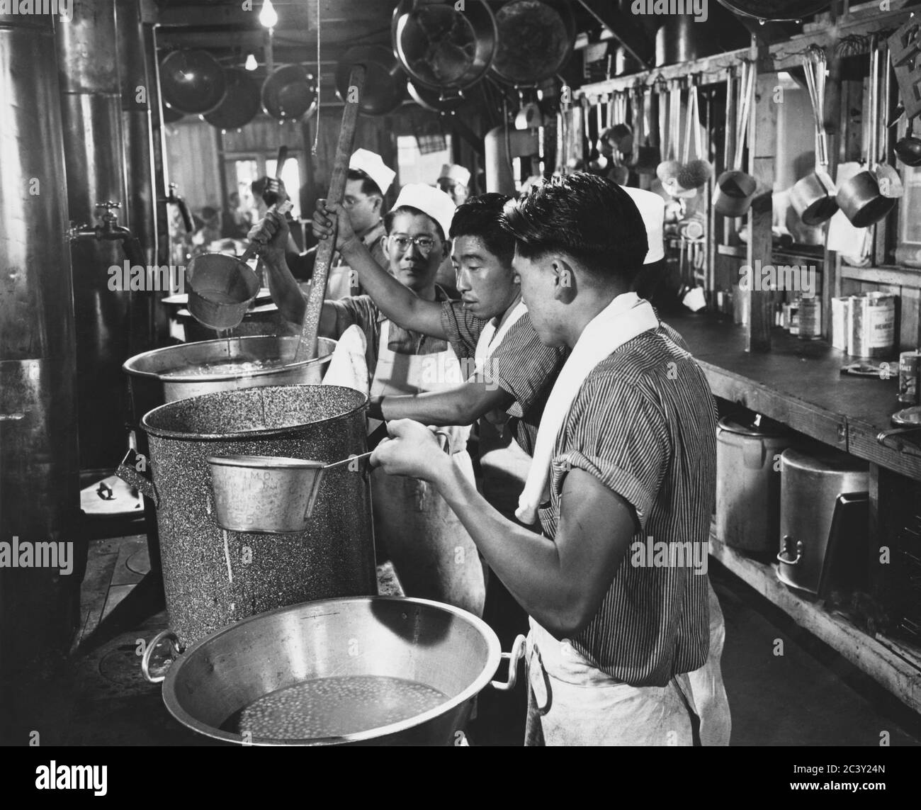 Scena della cucina per gli evacuati di Ancestry giapponese, Centro di assemblaggio, Pomona, California, USA, corpo di segnale dell'esercito degli Stati Uniti, 1942 Foto Stock