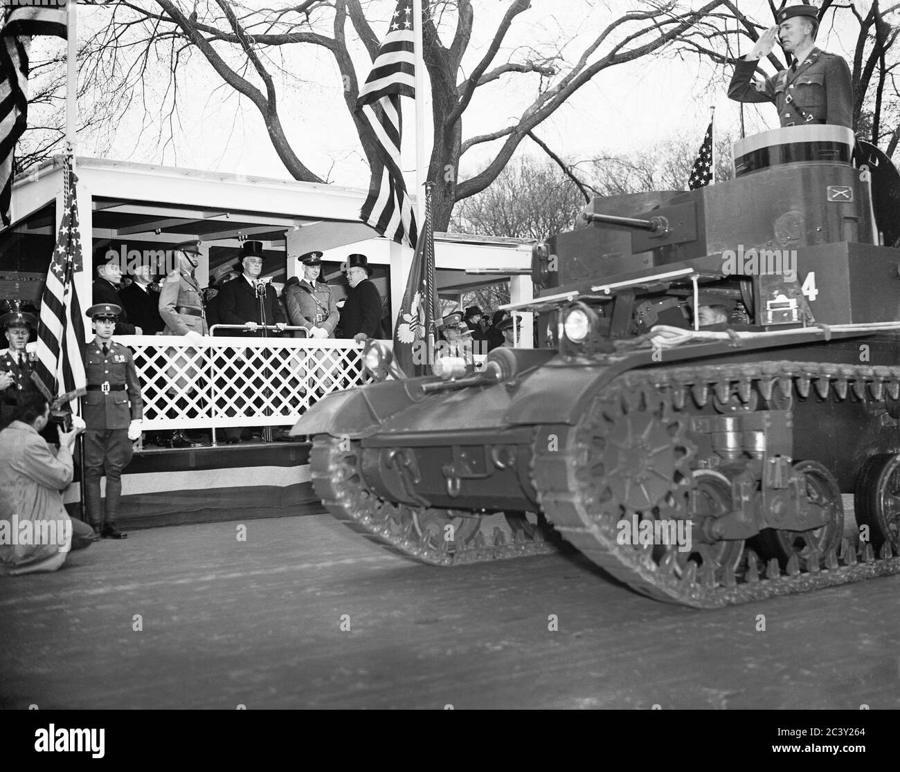 Il presidente degli Stati Uniti Franklin Roosevelt osserva il giorno dell'esercito mentre esamina la parata che comprende tutte le armi di servizio. Presenti anche: Brigadier General Albert Cox, Vice Secretary of War Louis Johnson, Brigadier General, William F. Bryden, Washington, D.C., USA, Harris & Ewing, 6 aprile 1938 Foto Stock