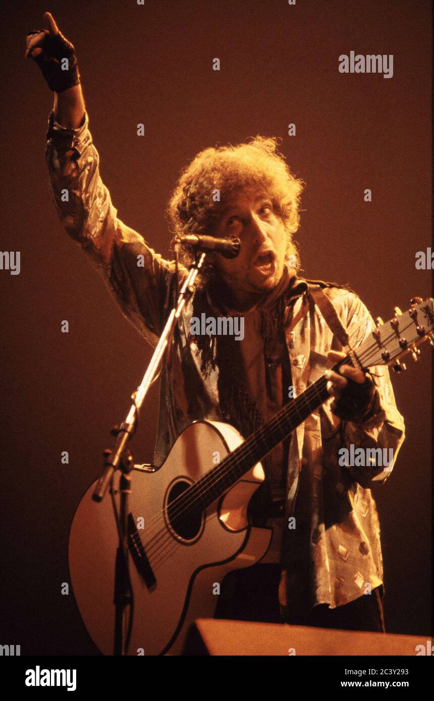 Bob Dylan si esibisce presso la Wembley Arena il 14 ottobre 1987 Foto Stock