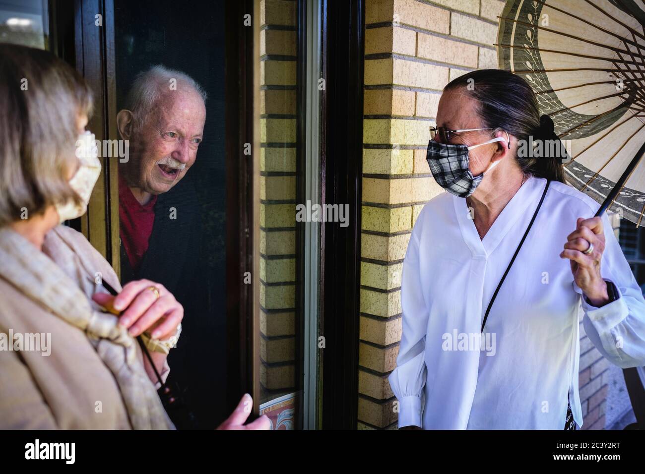 Kalispell, Montana, Stati Uniti. 22 Giugno 2020. HOWARD JACOBSON, che ha compiuto 95 anni oggi festeggiato con una festa di compleanno a sorpresa da più di 30 amici e familiari fuori dalla sua finestra al ritiro a Buffalo Hill, un centro di riabilitazione senior lunedì pomeriggio. Credit: Kent Meireis/ZUMA Wire/Alamy Live News Foto Stock