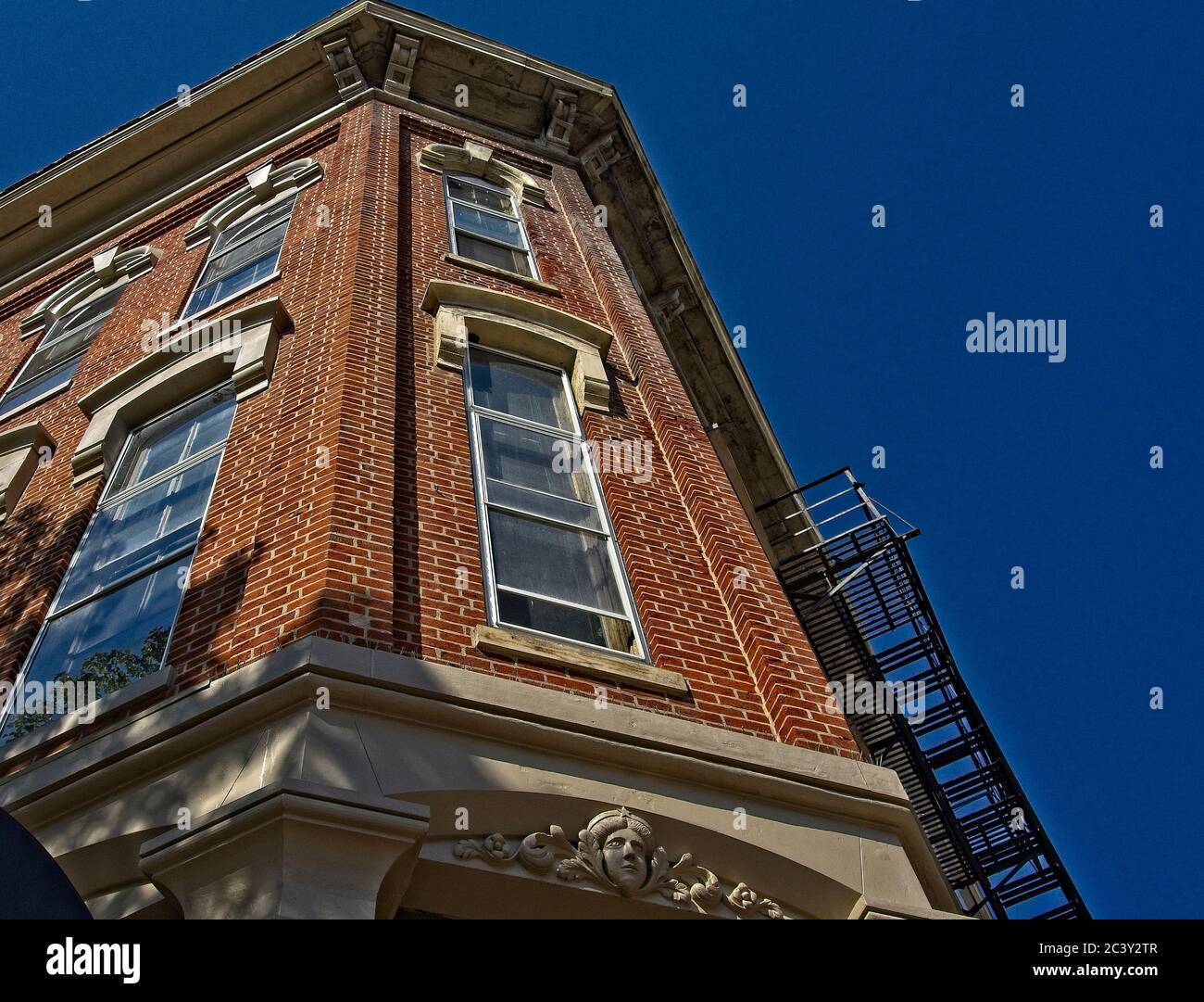 angolo astratto e cielo dell'edificio Foto Stock