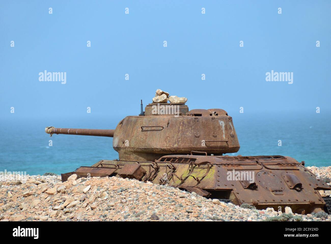Carro armato di battaglia sovietico arrugginito T-34 sulla riva dell'oceano Indiano all'isola di Socotra, Yemen Foto Stock