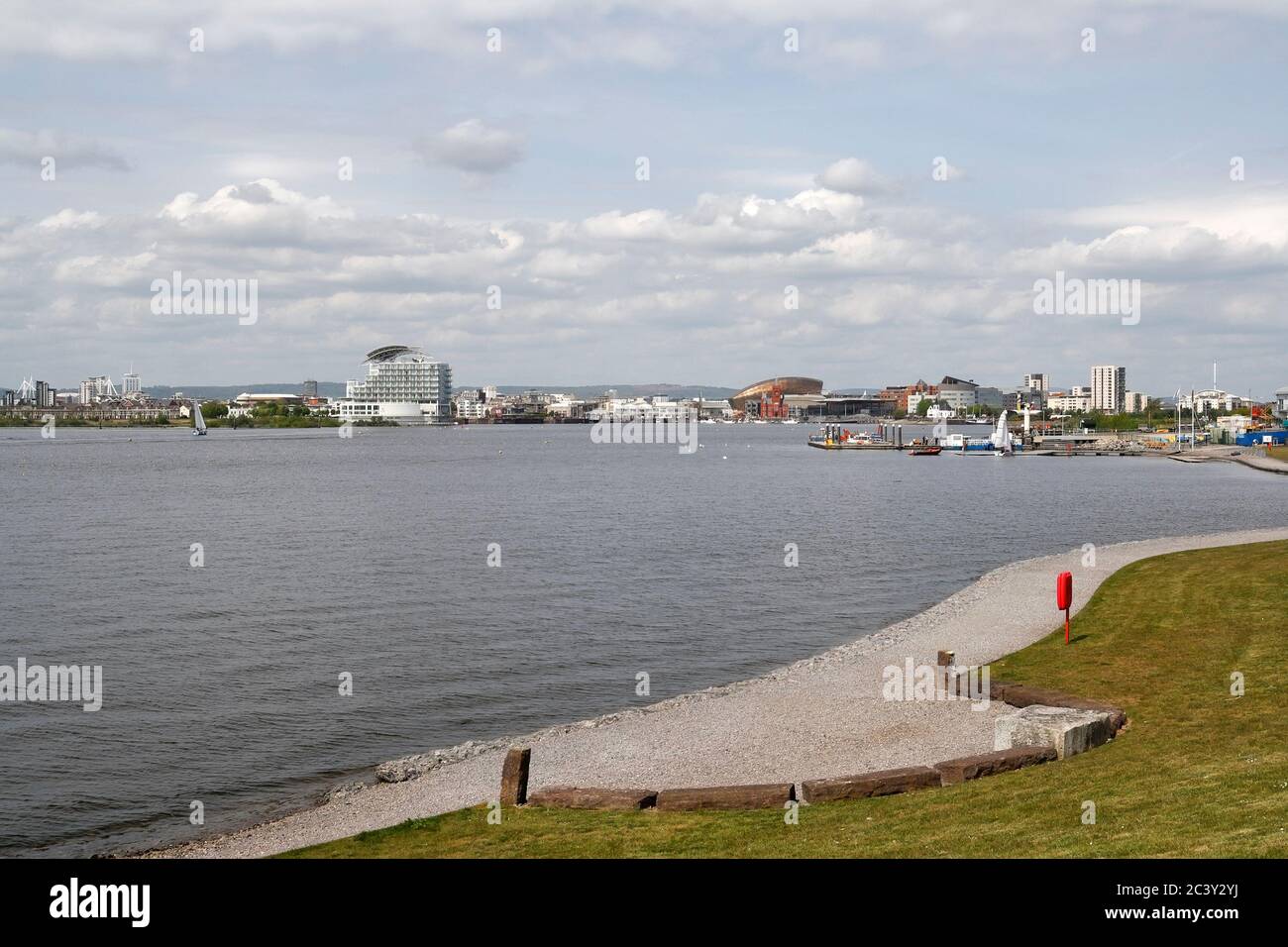 Cardiff Bay Barrage skyline Galles Regno Unito. Vista panoramica sul corpo d'acqua Foto Stock