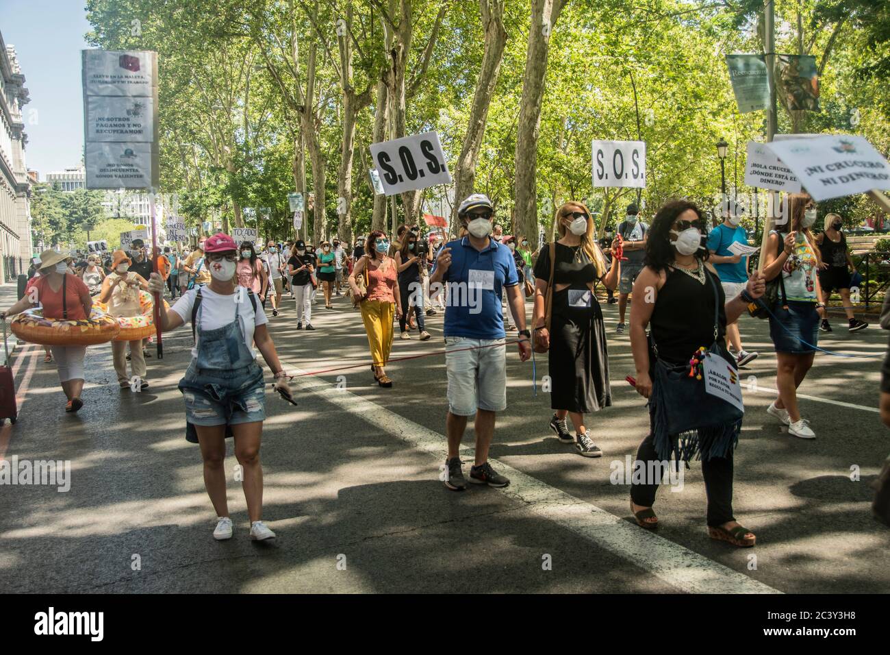 La piattaforma per i diritti delle agenzie di viaggio (PDAV) ha chiamato una dimostrazione di agenzie di viaggio dove migliaia di persone hanno protestato e invita altri attori del settore turistico ad unirsi a questo movimento per 'essere ascoltati non solo dal pubblico delle amministrazioni, ma anche per tutta l'opinione pubblica'. PDAV chiarisce che non è a favore di questa dimostrazione, ma che ha avuto l'iniziativa di chiamare "l'Unione di tutto il turismo" e di lavorare per renderlo un evento responsabile e garantire che le necessarie norme di salute e sicurezza siano rispettate. Pertanto, nella chiamata essi informano dell'obbligo di indossare un mas Foto Stock