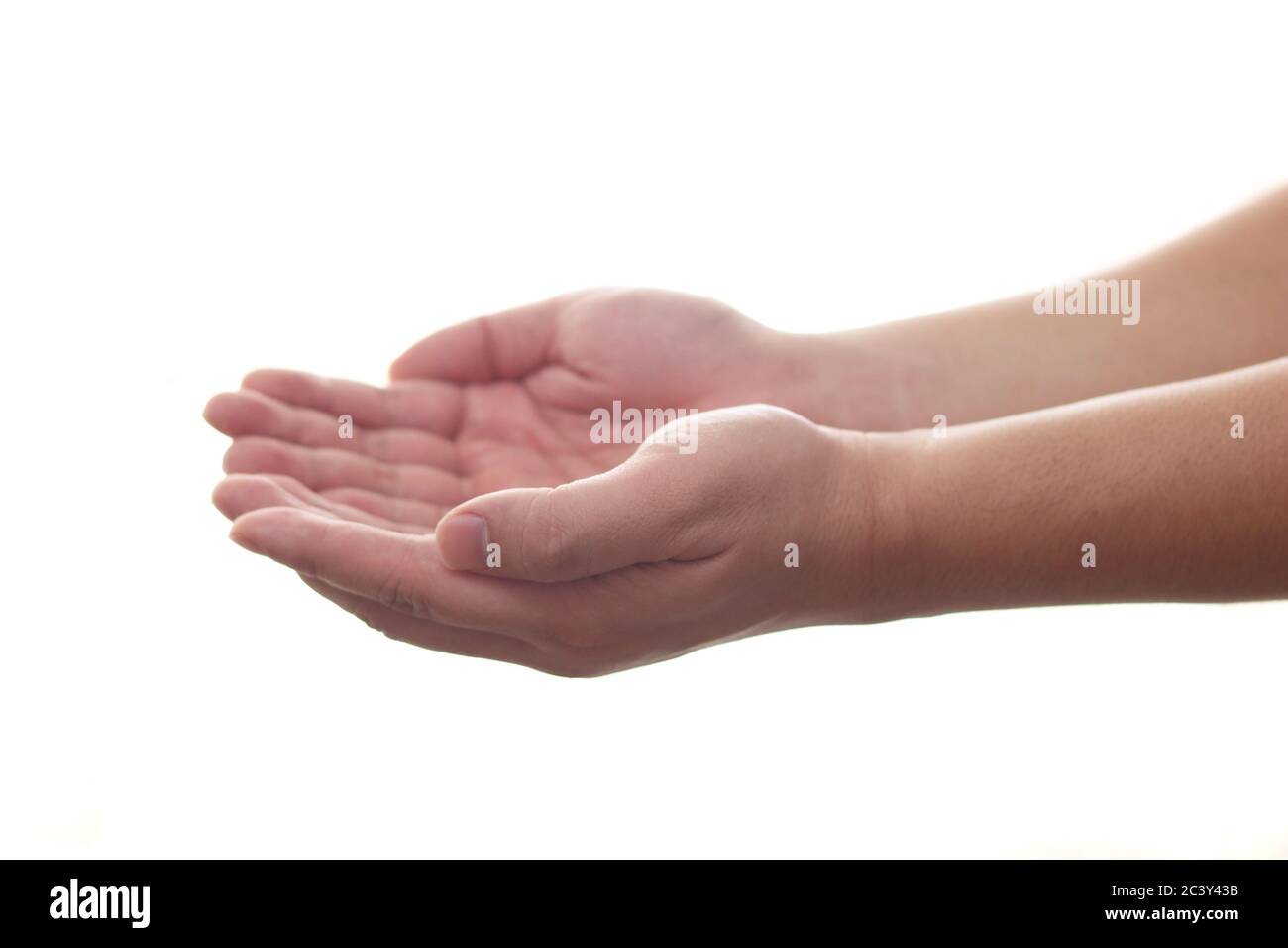 Il gesto della mano si apre come tenere qualcosa sul palmo isolato su sfondo bianco con tracciato di ritaglio Foto Stock