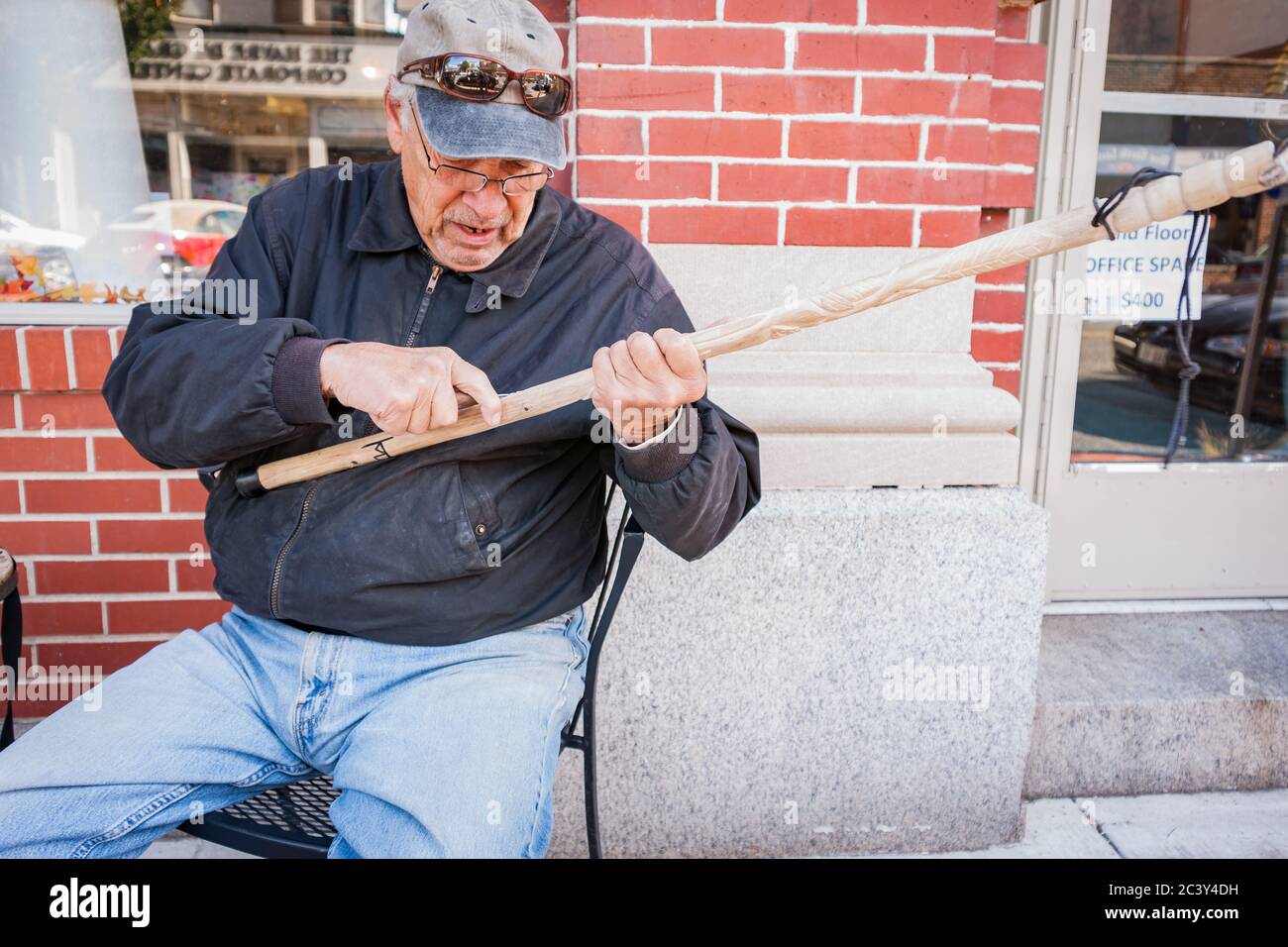 Harve de Grace USA - Ottobre 25 2014; Street carver Donny M in Downtown Street che imbianchiscono un modello su bastone da passeggio. Foto Stock