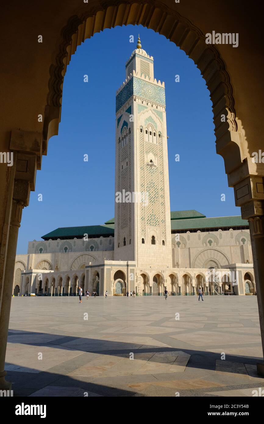 Marocco Casablanca Moschea di Hassan II vista a sud incorniciato da arco Foto Stock