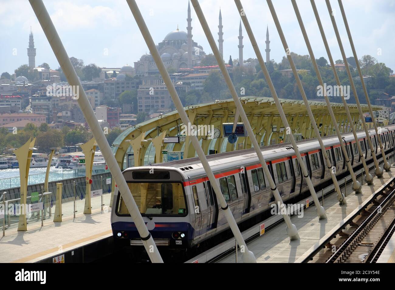 Turchia Istanbul Golden Horn Metro Bridge stazione Halic M2 Foto Stock