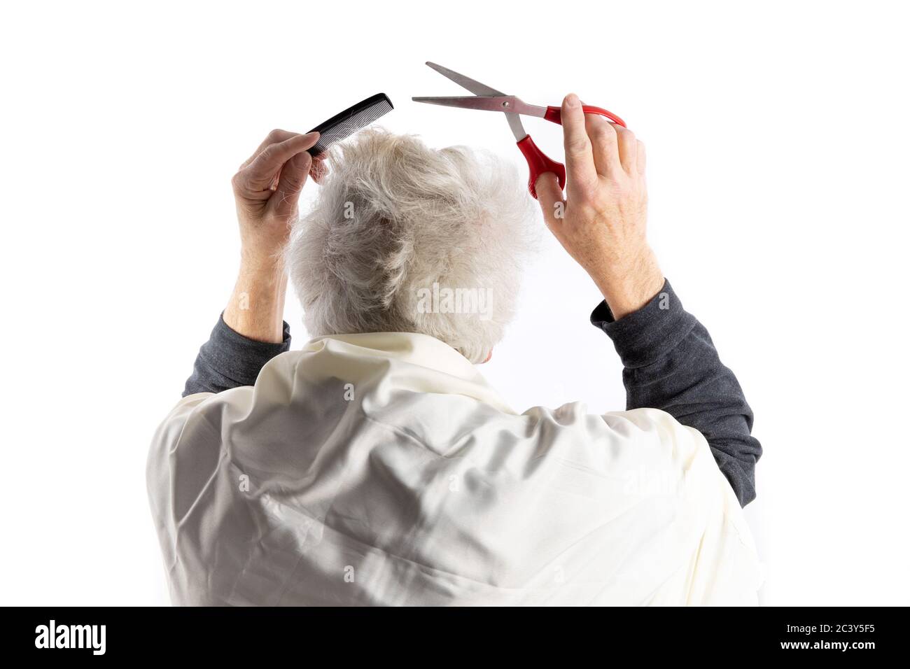 Fatevi, un uomo che taglia i propri capelli sotto covid-19 blocco perché barbiere negozi e parrucchieri sono chiusi Foto Stock Fatevi, un uomo che taglia i propri capelli sotto covid-19 blocco perché barbiere negozi e parrucchieri sono chiusi Foto Stock