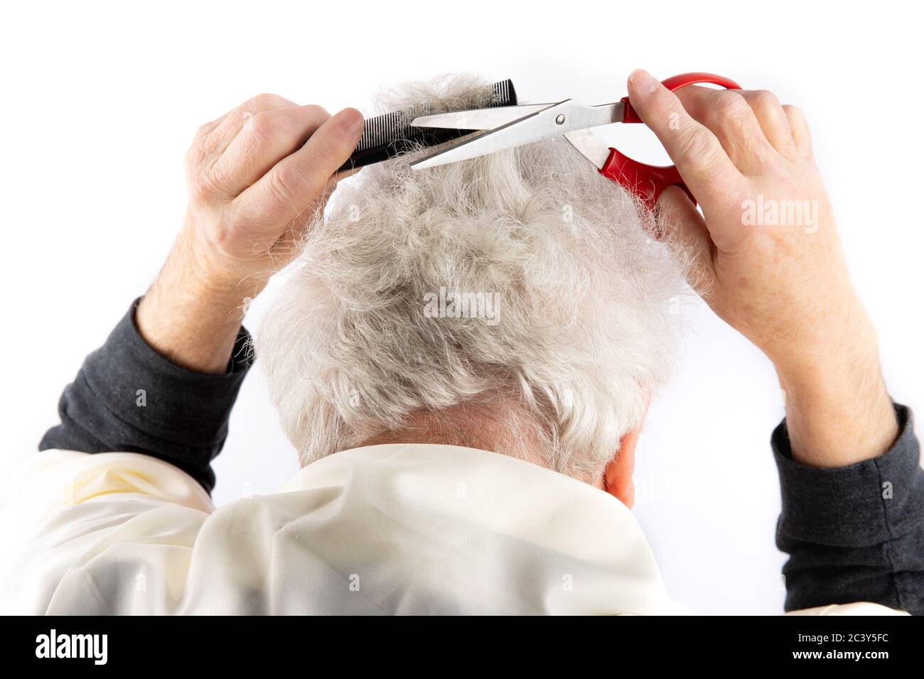 Fatevi, un uomo che taglia i propri capelli sotto covid-19 blocco perché barbiere negozi e parrucchieri sono chiusi Foto Stock Fatevi, un uomo che taglia i propri capelli sotto covid-19 blocco perché barbiere negozi e parrucchieri sono chiusi Foto Stock