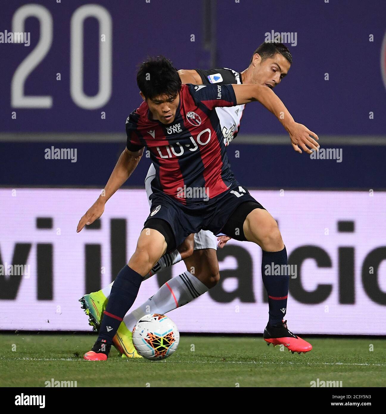 Bologna, Italia. 22 Giugno 2020. Il cristiano Ronaldo (R) del FC Juventus viena con il Takehiro Tomiyasu di Bologna durante una partita di calcio tra Bologna e l'FC Juventus di Bologna, 22 giugno 2020. Credit: Alberto Lingria/Xinhua/Alamy Live News Foto Stock