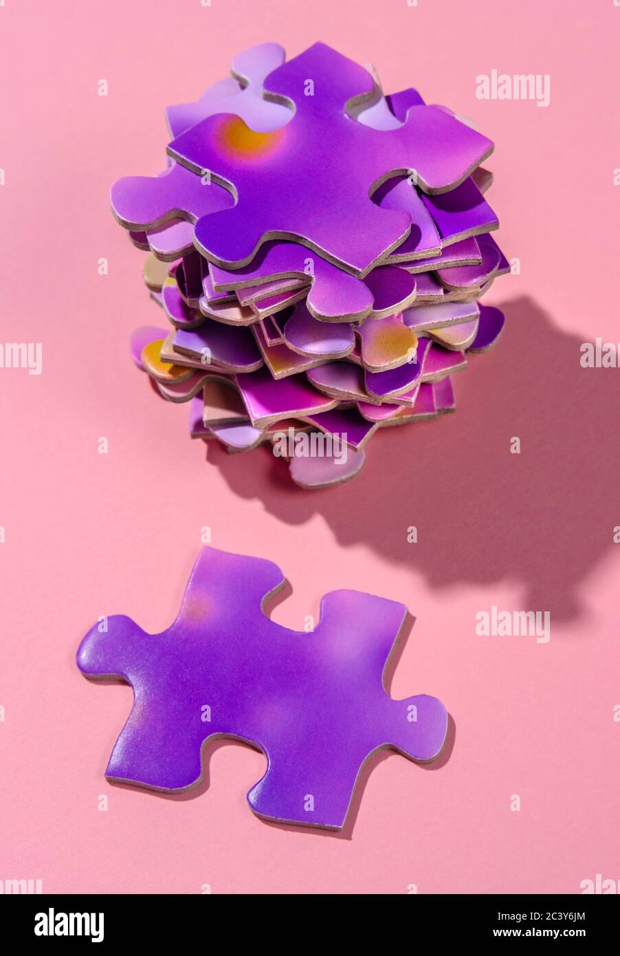Stack di puzzle viola Foto Stock