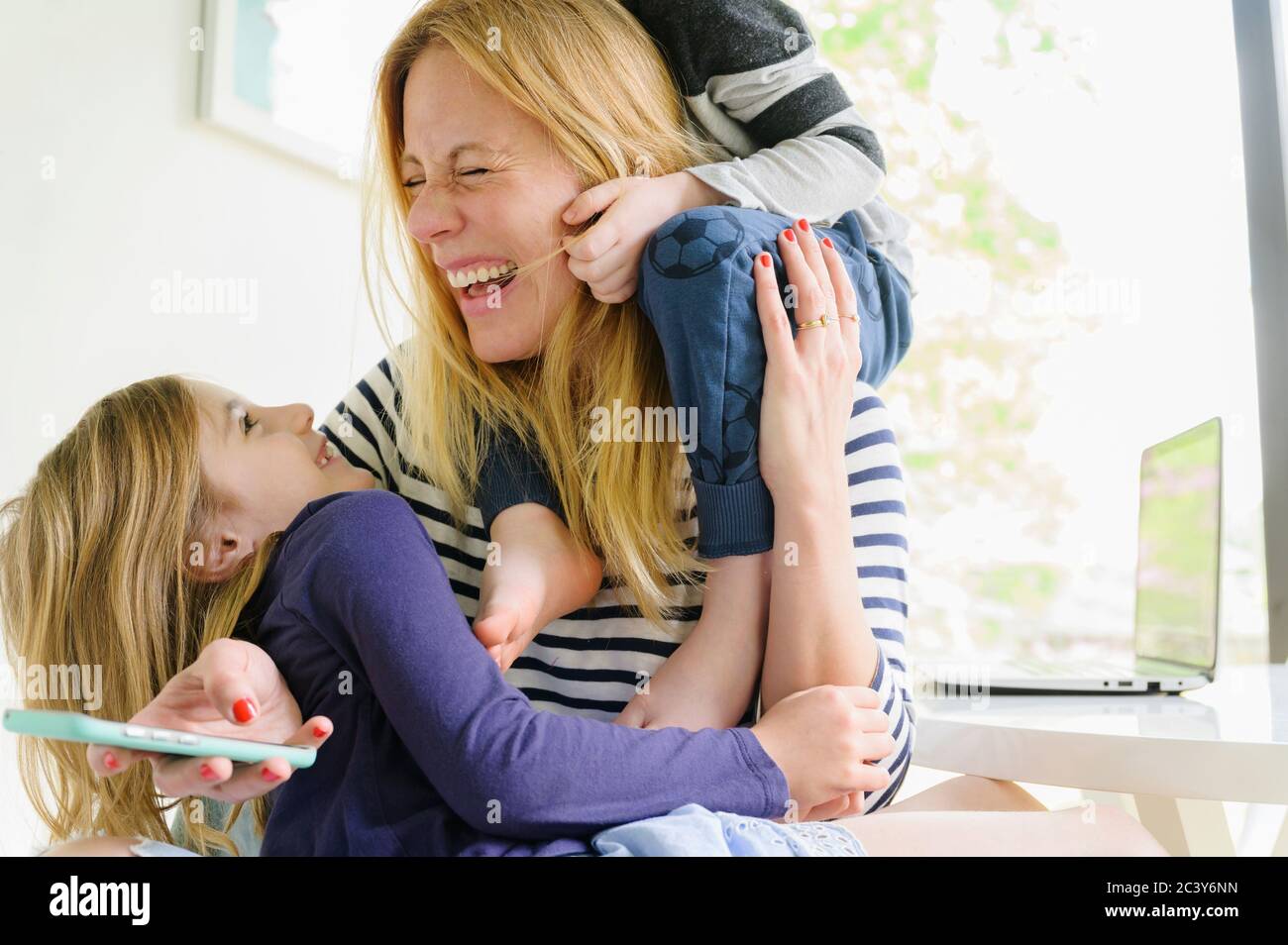 Bambini (4-5, 6-7) che giocano con la madre Foto Stock
