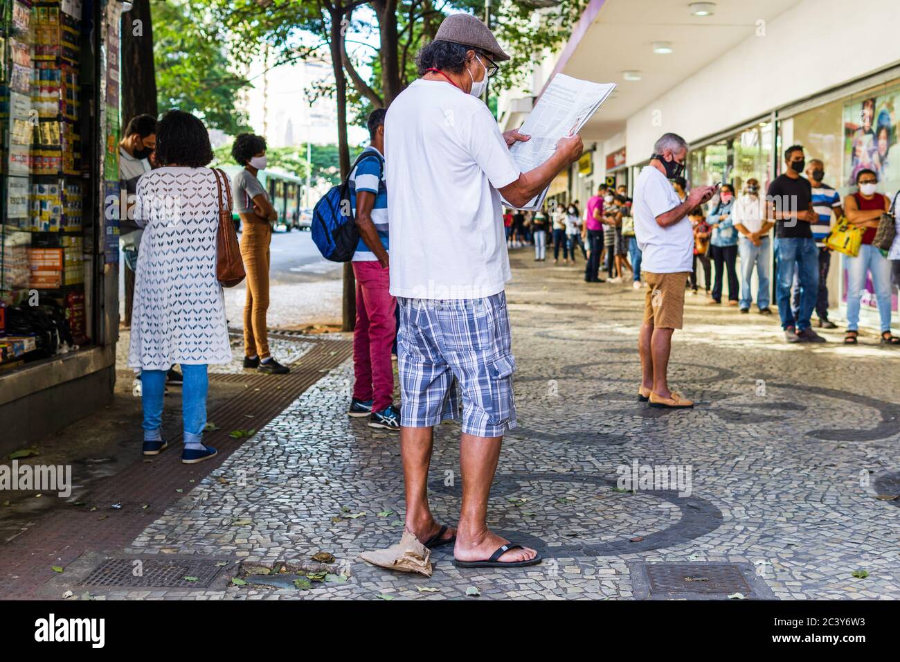 Persone brasiliane in attesa, in linea per ottenere il servizio clienti in negozio a causa di misure di distanza sociale durante la pandemia Covid-19, Brasile. Foto Stock