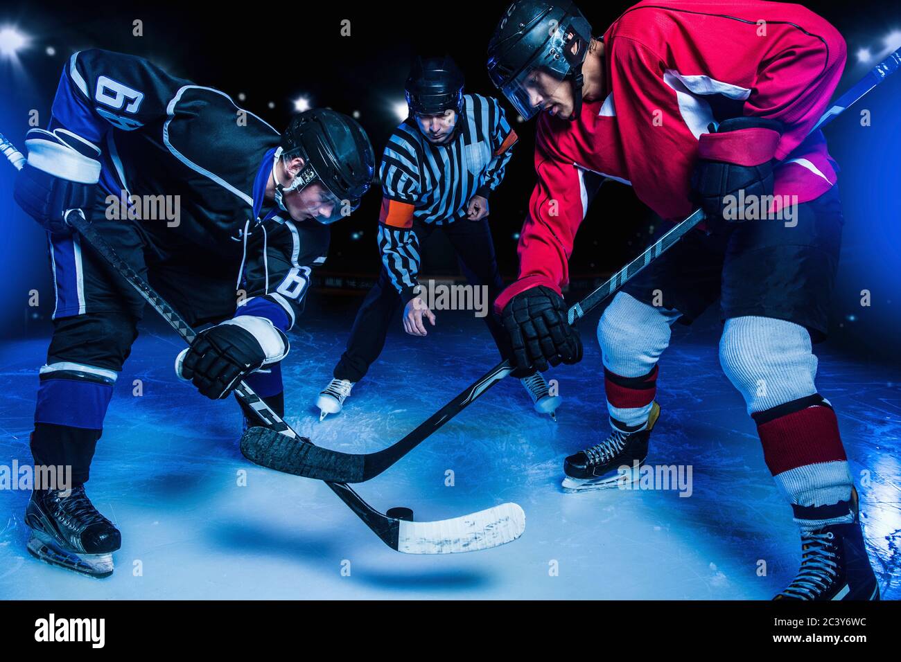 Giocatori di Hockey e arbitro partita di partenza Foto Stock