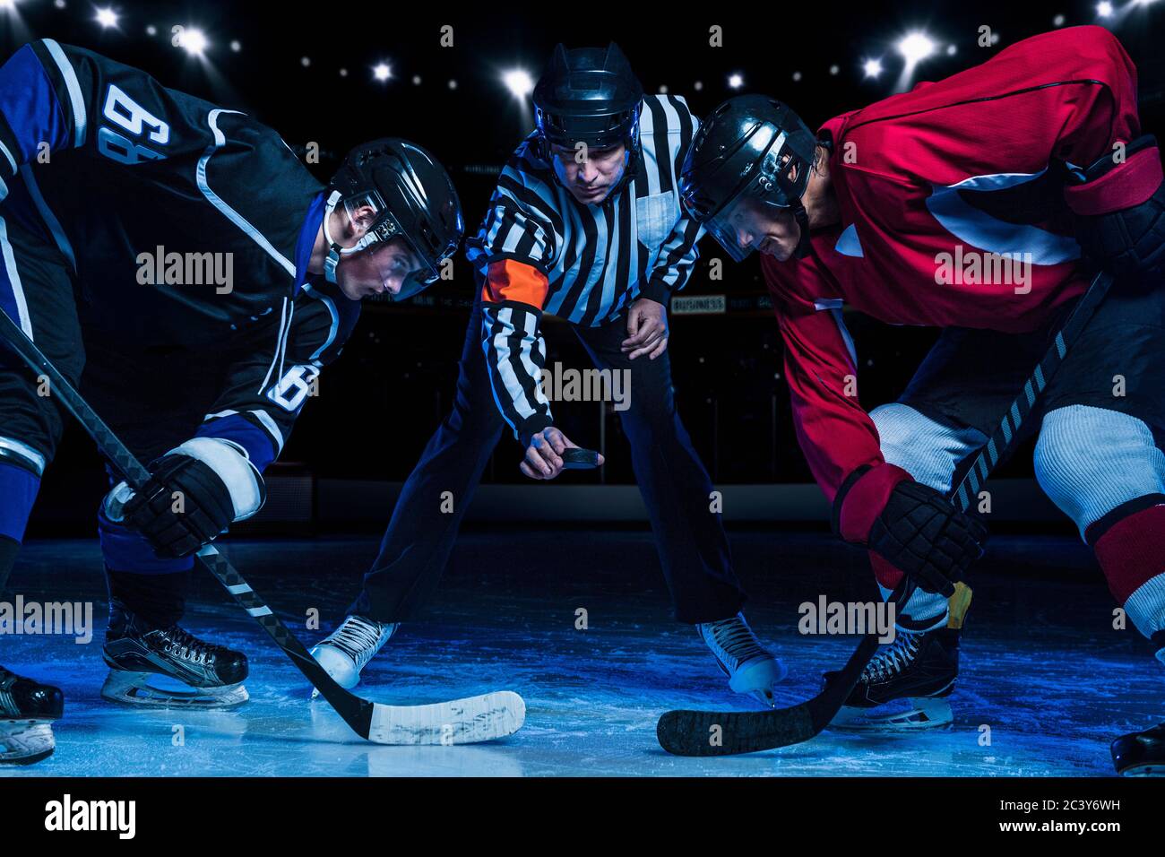 Giocatori di Hockey e arbitro partita di partenza Foto Stock