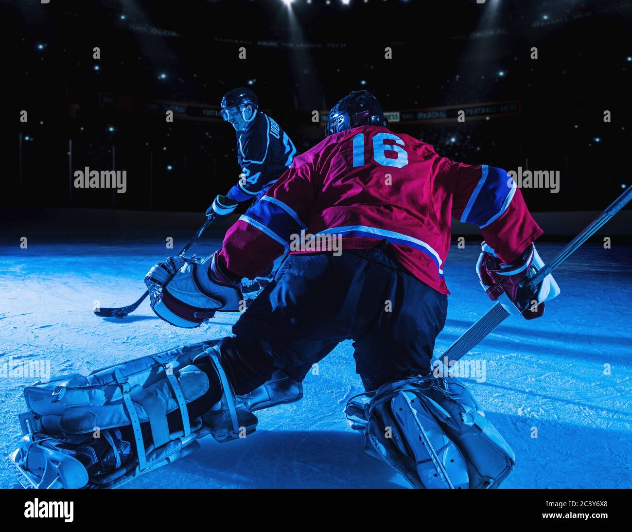Goalie Hockey in posizione difensiva contro la marcia avanti Foto Stock