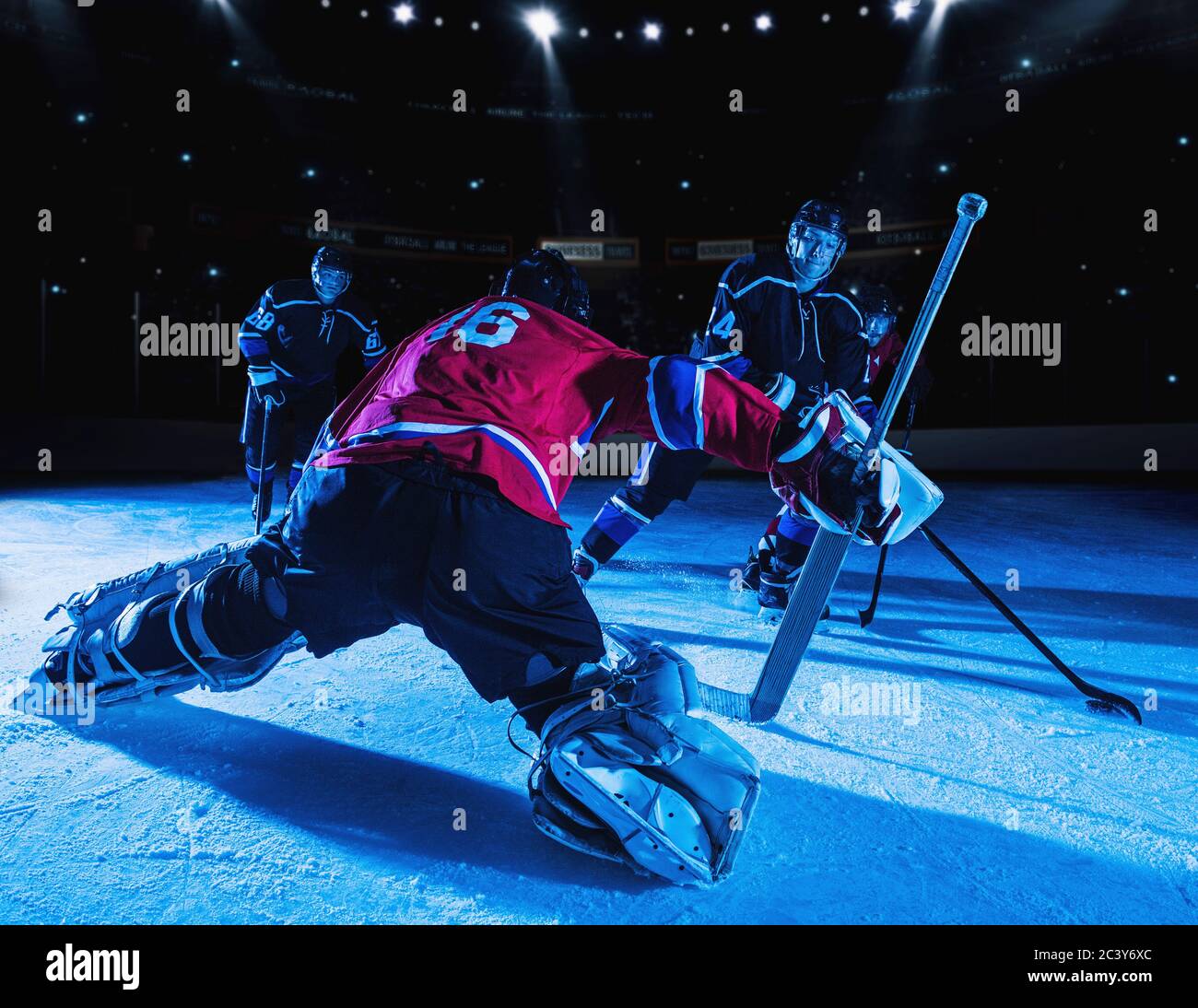 Goalie Hockey in posizione difensiva contro la marcia avanti Foto Stock