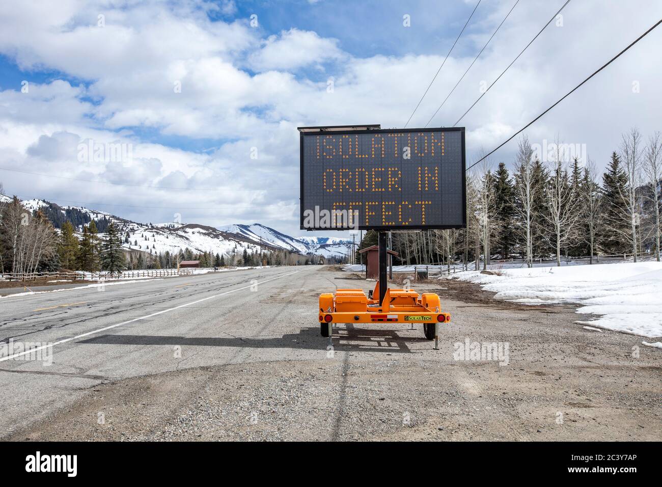 USA, Idaho, Sun Valley, COVID 19 blocco sul cartello elettronico di viaggio sul lato della strada Foto Stock