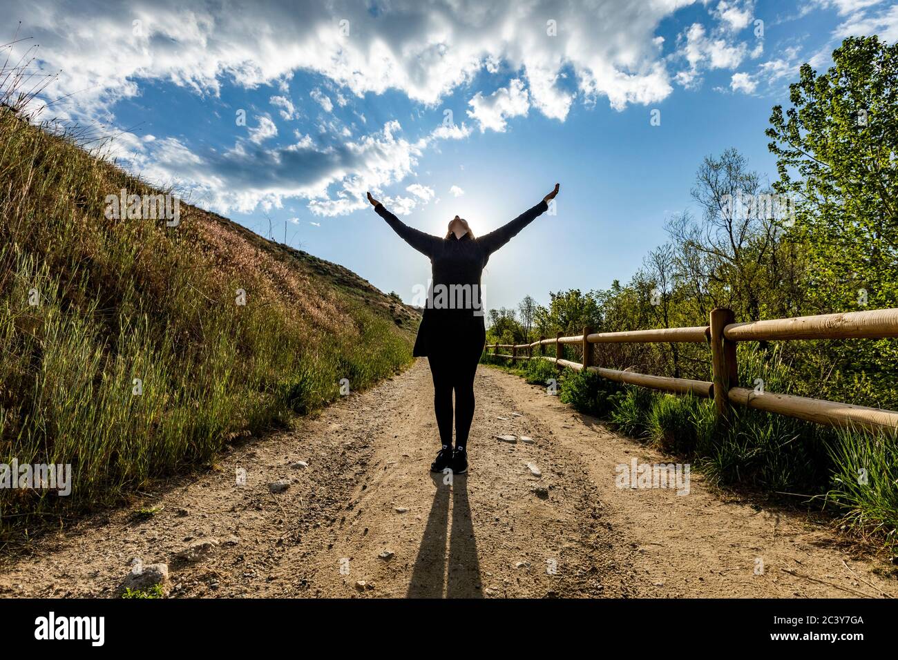 USA, Idaho, Boise, Donna in piedi sul sentiero con le braccia sollevate Foto Stock