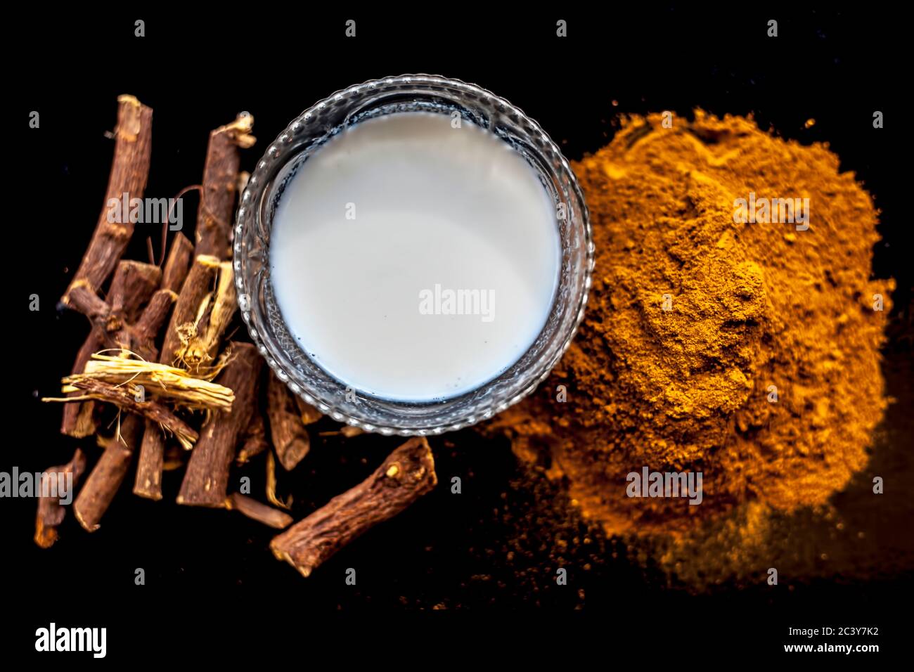 Maschera facciale per Melasma composta da polvere di Revand chini e latte. Colpo di revand crudi radici chini, polvere e latte. Foto Stock