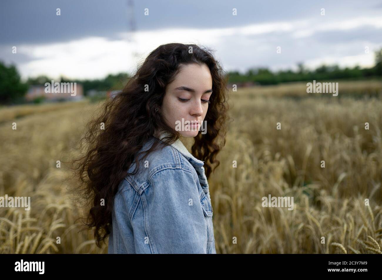 Russia, Omsk, giovane donna in piedi nel campo del grano Foto Stock