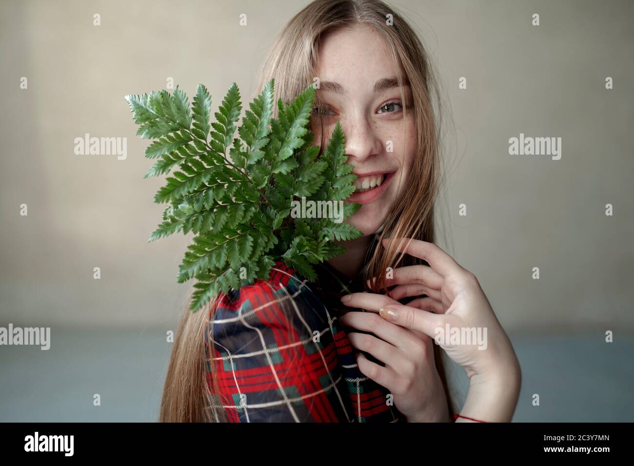 Ritratto di giovane donna con foglia di felce Foto Stock