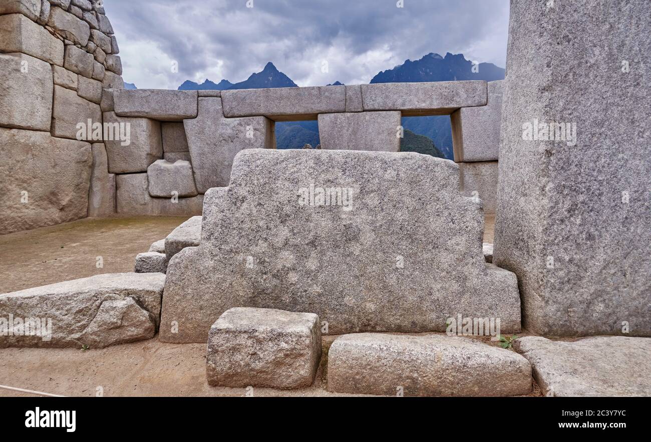Perù, Machu Pichu, pietra scolpita nel villaggio azteco Foto Stock
