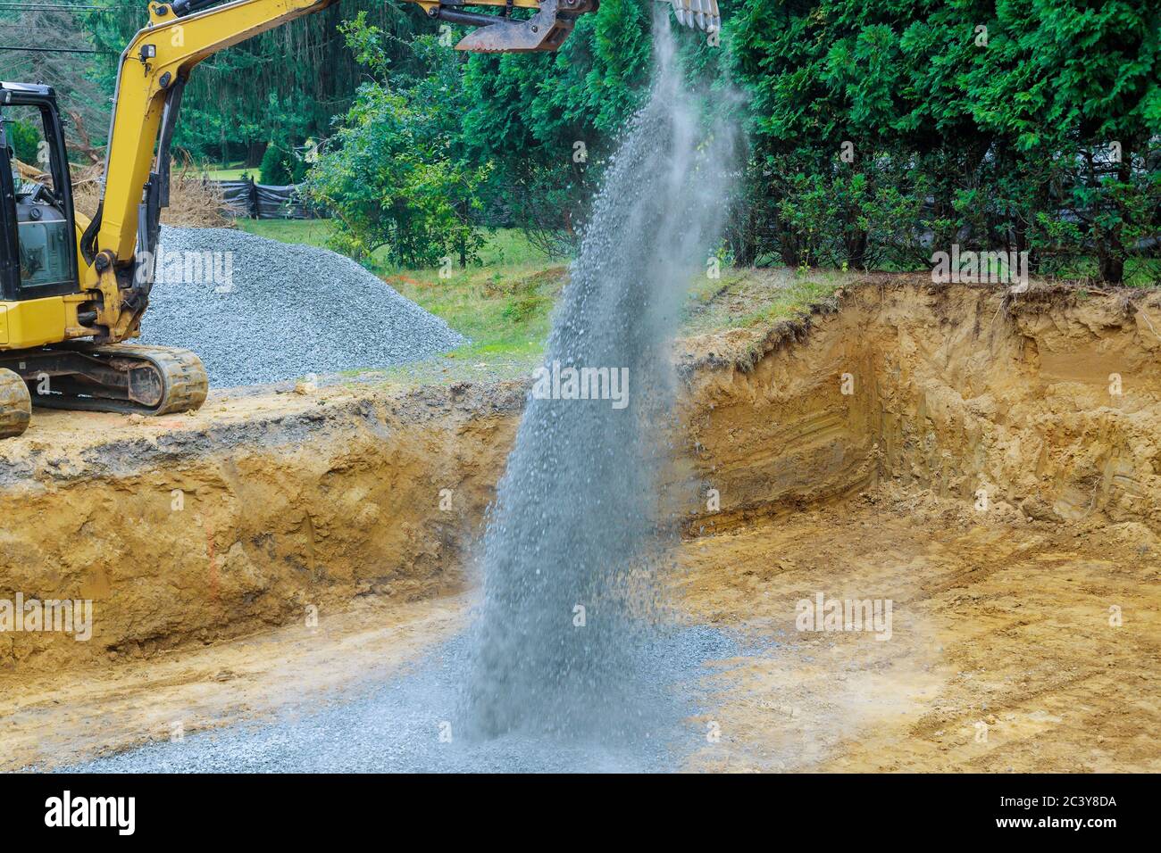 Escavatore benna di scavo di movimentazione da ghiaia nella costruzione foundation Foto Stock