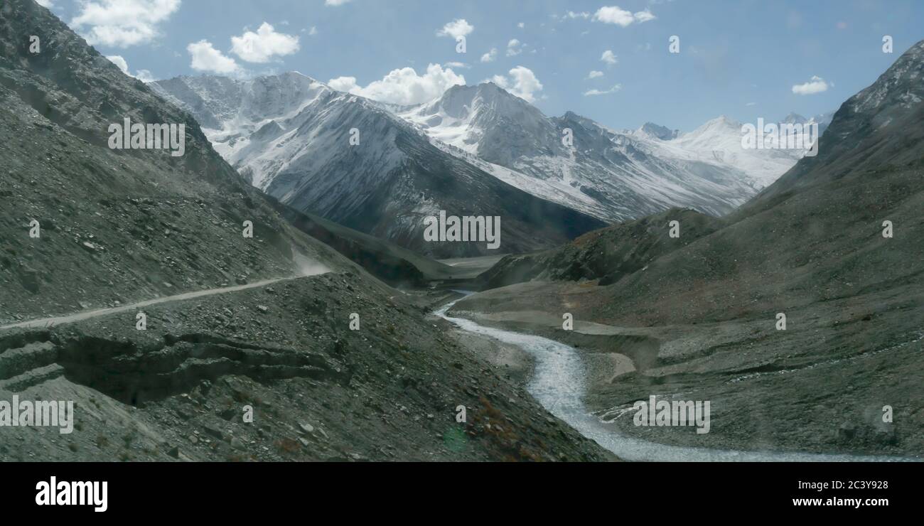 Valle dell'Himalaya a forma di V lungo la quale scorre un fiume con un corso tortuoso. Una sovrapposizione interbloccante creste di collina di sperone V-sagomato valle che si estende dentro Foto Stock