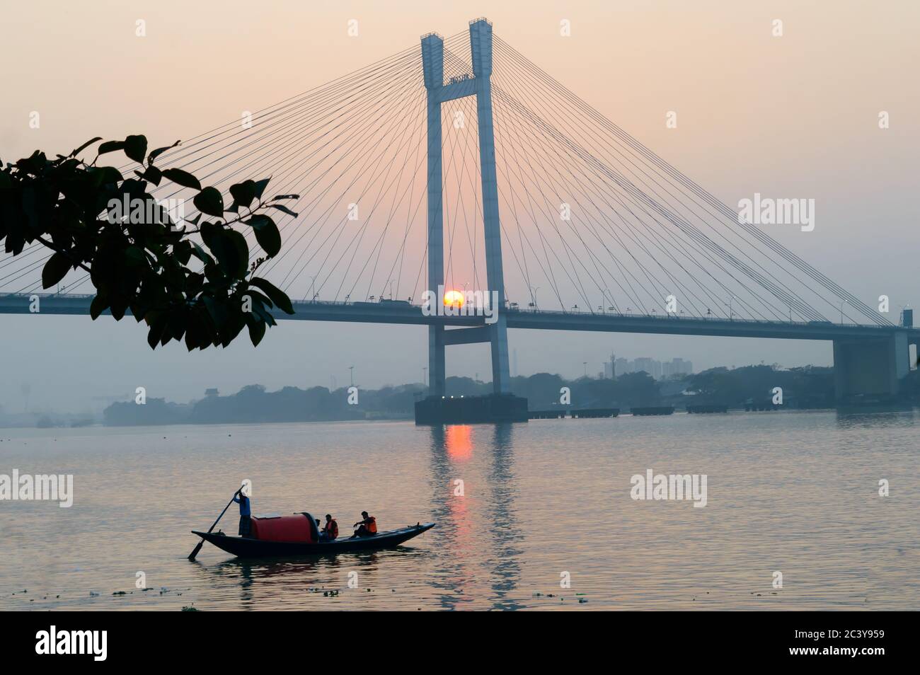 Vidyasagar Setu o Hooghly Bridge durante il tramonto. Il famoso cavo più lungo ha rimasto a pedaggio sopra Ganges fiume connessioni città Kolkata e ho Foto Stock