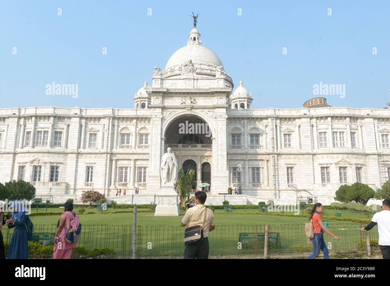 Statua di Lord curzon di fronte alla Victoria Memorial Hall. Stile Indo-Saracen con struttura Mughal e britannica e marmi di Makrana bianco sono stati utilizzati buildi Foto Stock