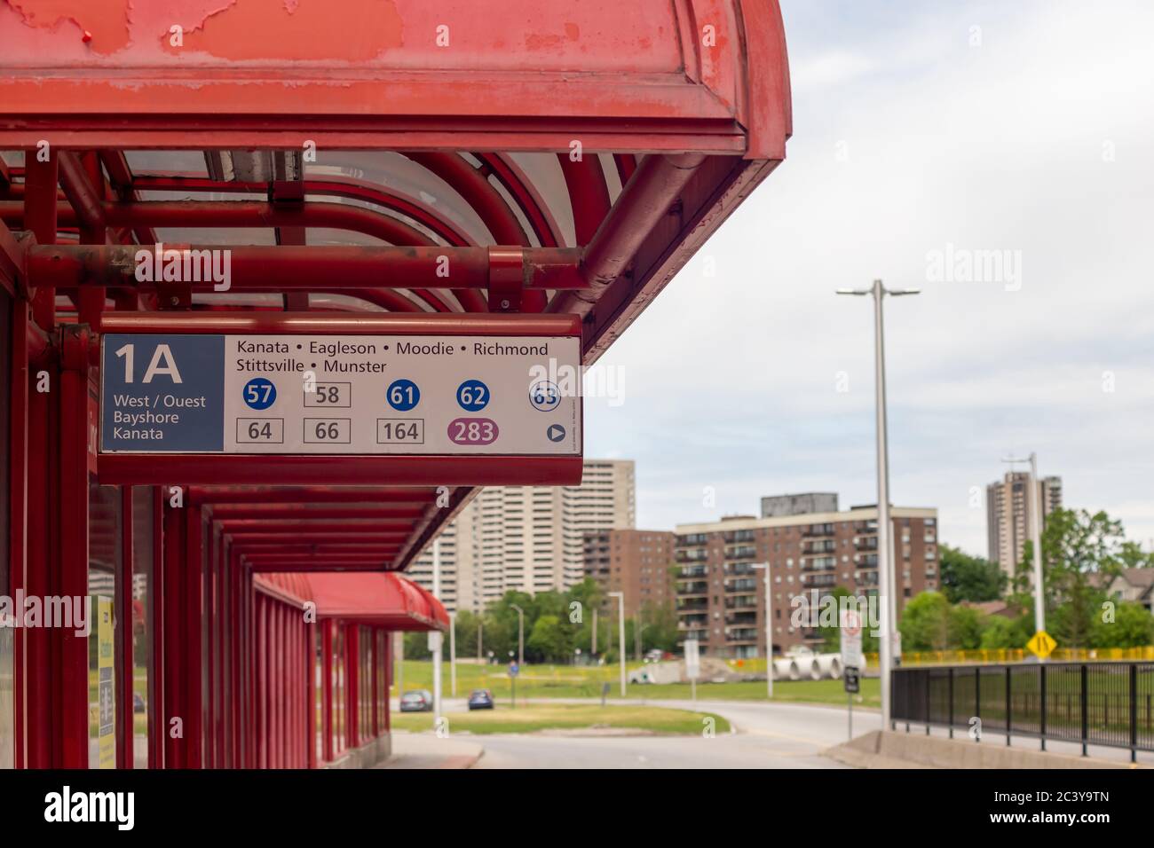 A Ottawa, Ontario, Canada, un cartello per gli autobus diretti a ovest alla stazione degli autobus Lincoln Fields OC Transpo mostra i percorsi diretti verso Kanata. Foto Stock