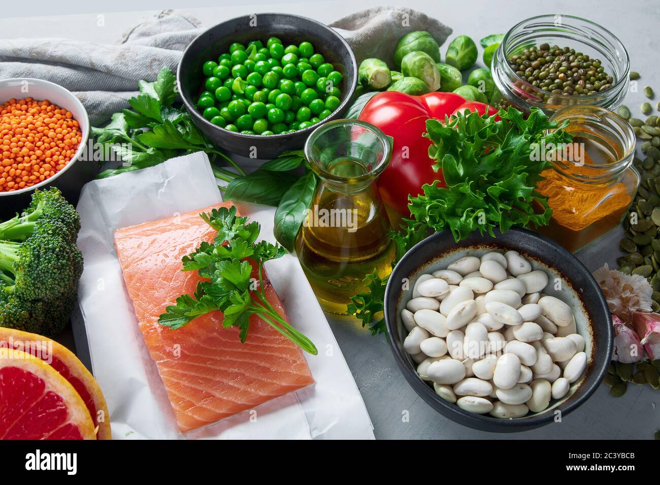 Cibo sano. Protezione di virus e coronavirus, concetto di aumento dell'immunità. Alimenti ad alto contenuto di omega 3, antiossidanti e vitamine. Foto Stock