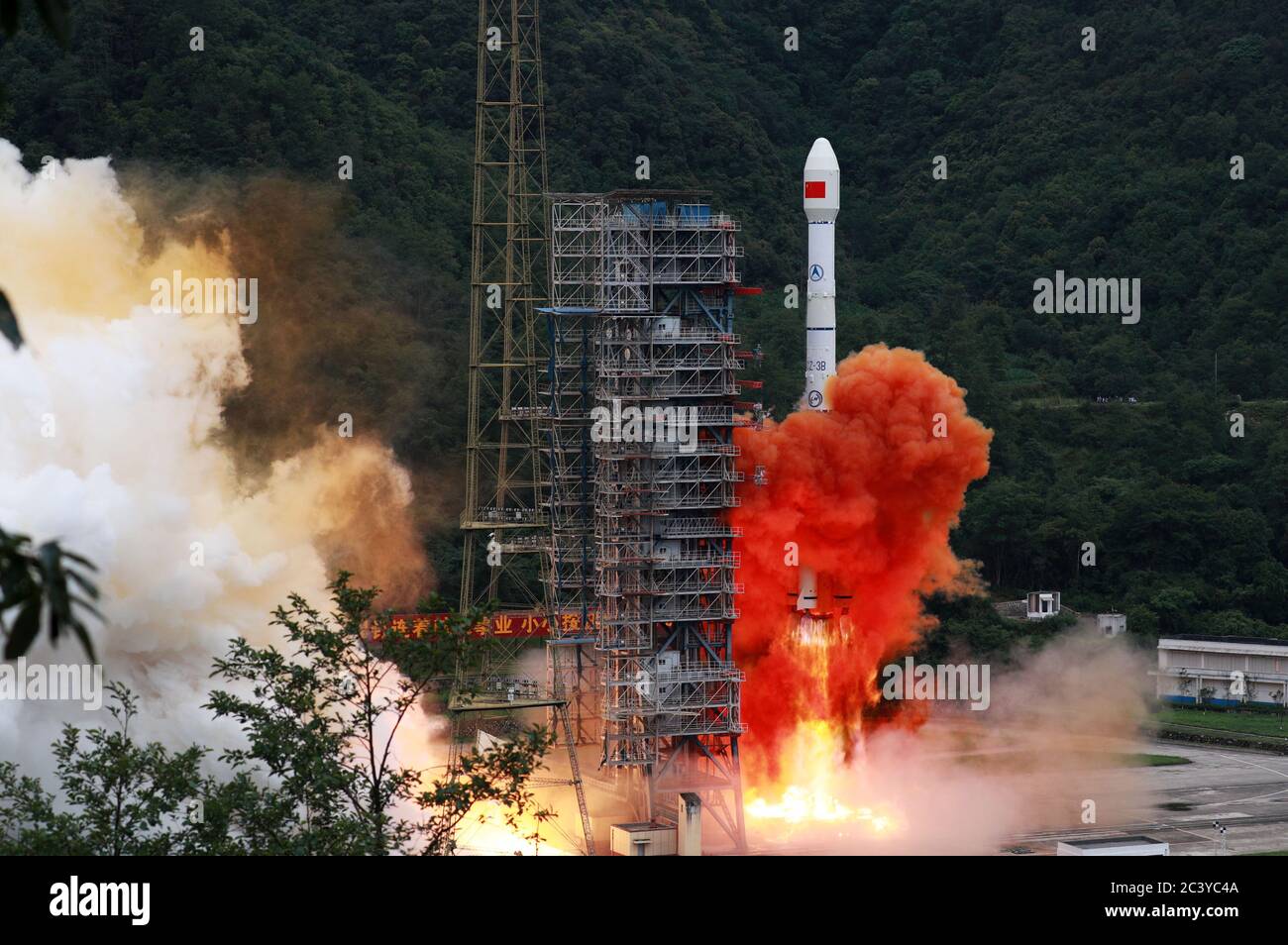 (200623) -- XICHANG, 23 giugno 2020 (Xinhua) -- UN razzo portante che trasporta l'ultimo satellite del sistema satellitare di navigazione BeiDou (BDS) si sfugge dal centro di lancio satellitare di Xichang nella provincia sudoccidentale del Sichuan, 23 giugno 2020. La Cina ha lanciato l'ultimo satellite BDS dal Centro di lancio satellitare Xichang alle 9:43 di martedì (ora di Pechino), segnando il completamento dell'implementazione del proprio sistema di navigazione globale. Credit: Xinhua/Alamy Live News Foto Stock