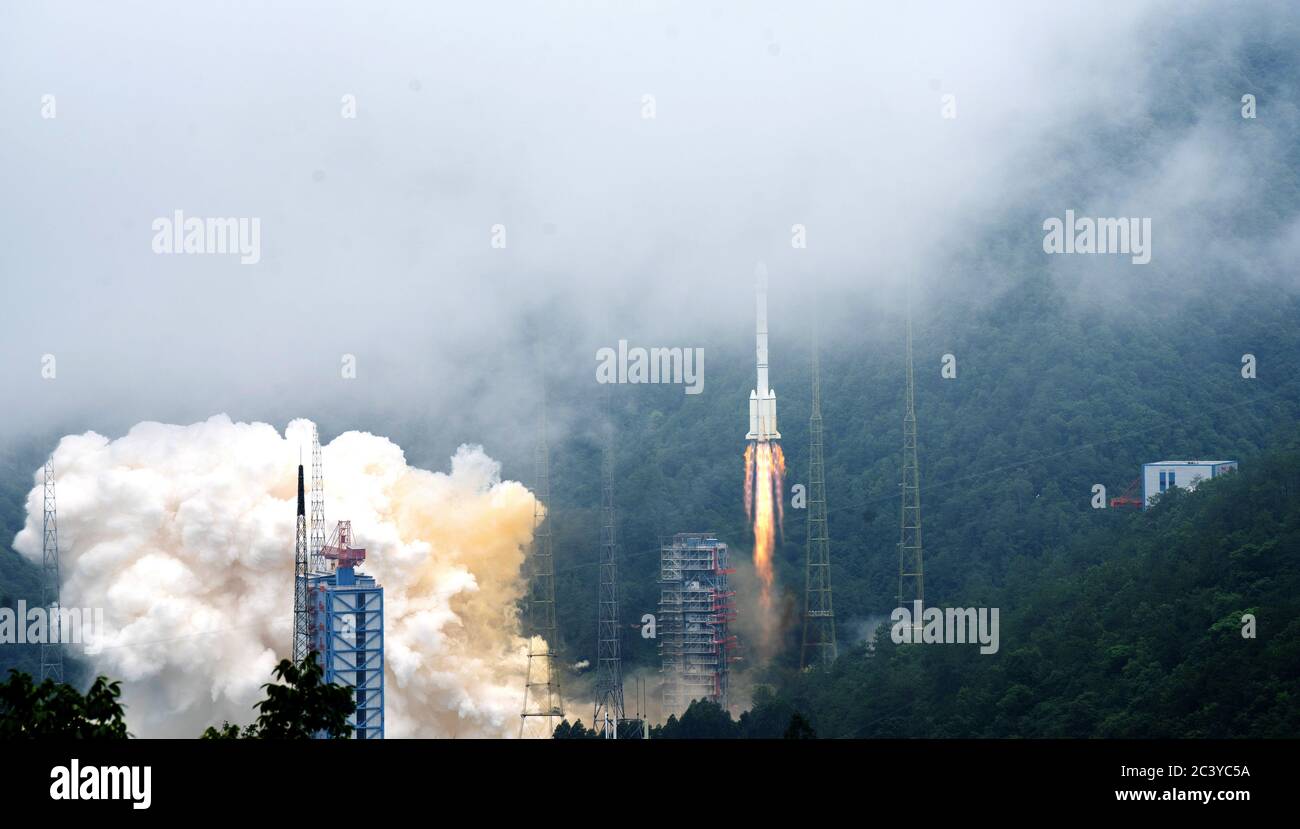 (200623) -- XICHANG, 23 giugno 2020 (Xinhua) -- UN razzo portante che trasporta l'ultimo satellite del sistema satellitare di navigazione BeiDou (BDS) si sfugge dal centro di lancio satellitare di Xichang nella provincia sudoccidentale del Sichuan, 23 giugno 2020. La Cina ha lanciato l'ultimo satellite BDS dal Centro di lancio satellitare Xichang alle 9:43 di martedì (ora di Pechino), segnando il completamento dell'implementazione del proprio sistema di navigazione globale. Credit: Xinhua/Alamy Live News Foto Stock